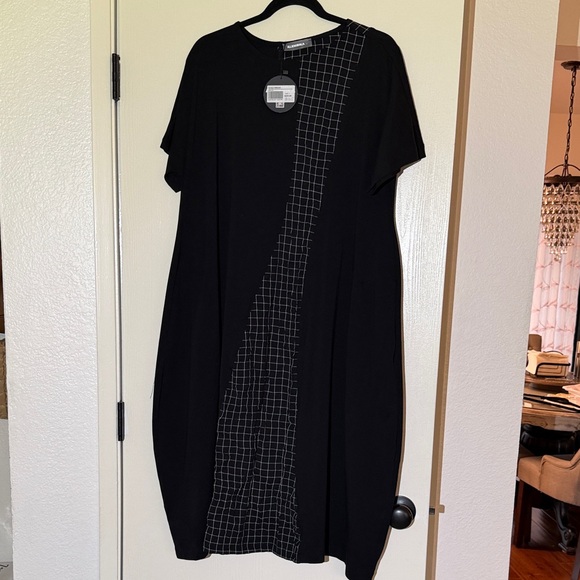 Alembika Dresses & Skirts - Elegant Black Grid Pattern Dress with pockets size 1 / XL 10-12